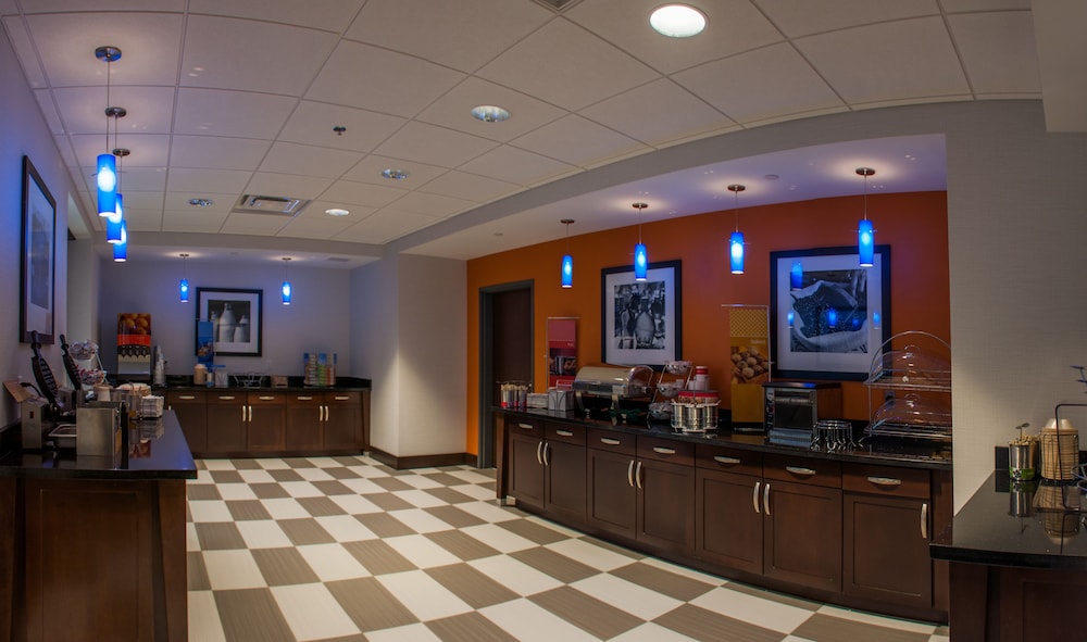 Hampton Inn & Suites Mishawaka South Bend at Heritage Square - photo 47