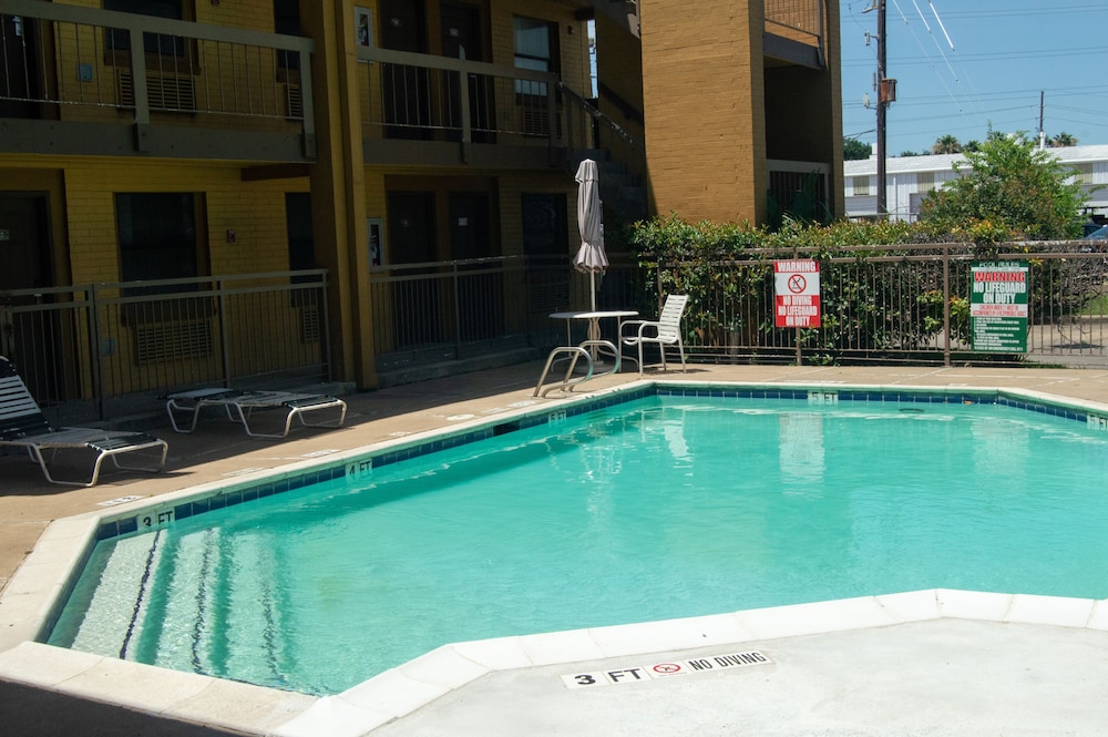 America's Inn Sugarland Stafford - photo 3