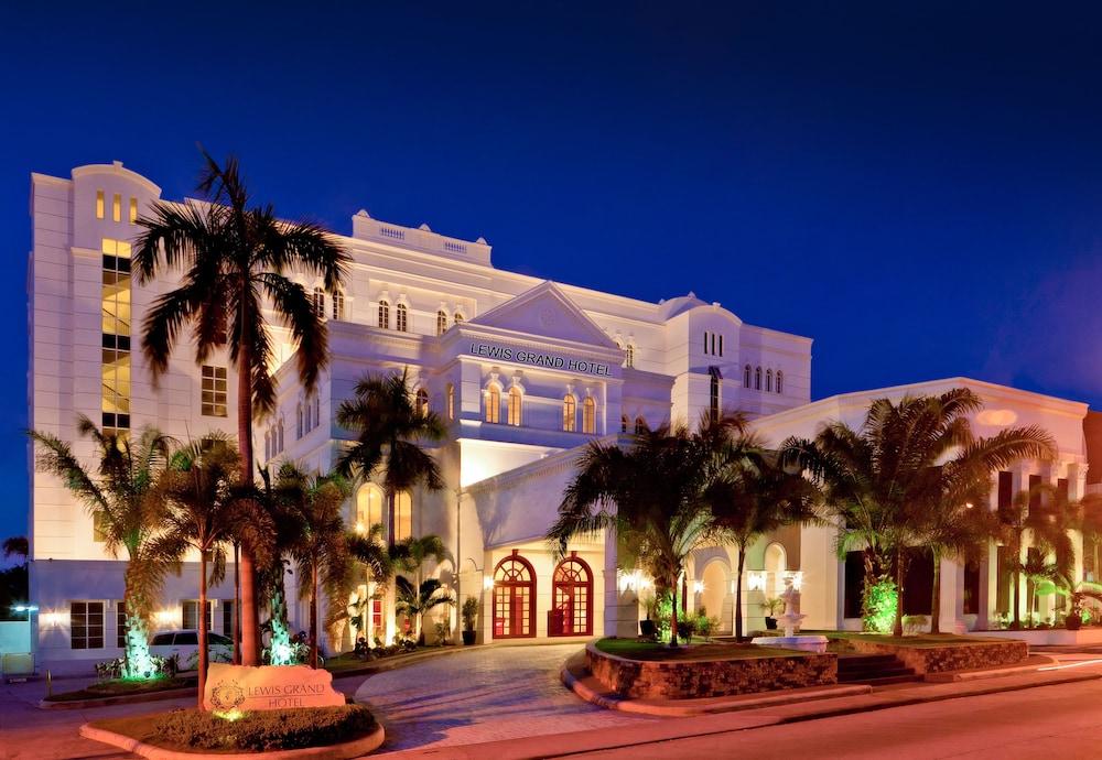 Lewis Grand Hotel in Angeles City, Philippines