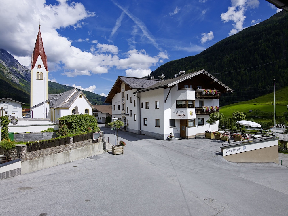 Hotel Traube — hotel in Pettneu