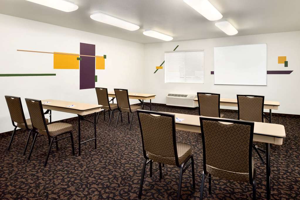Travelodge by Wyndham Clinton Valley West Court - photo 16