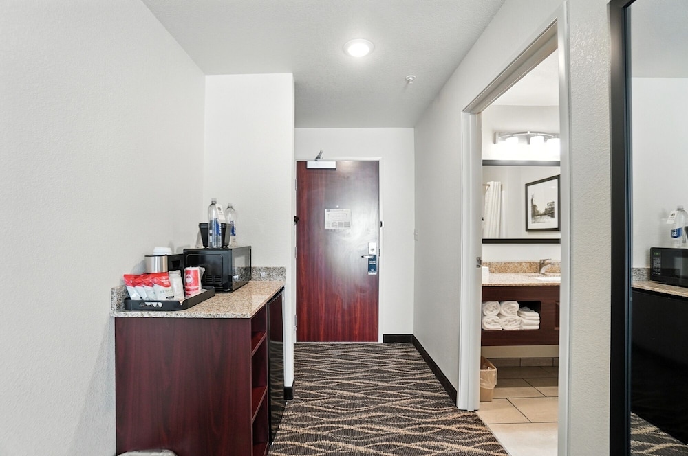 Cobblestone Hotel & Suites Bellefontaine - photo 22