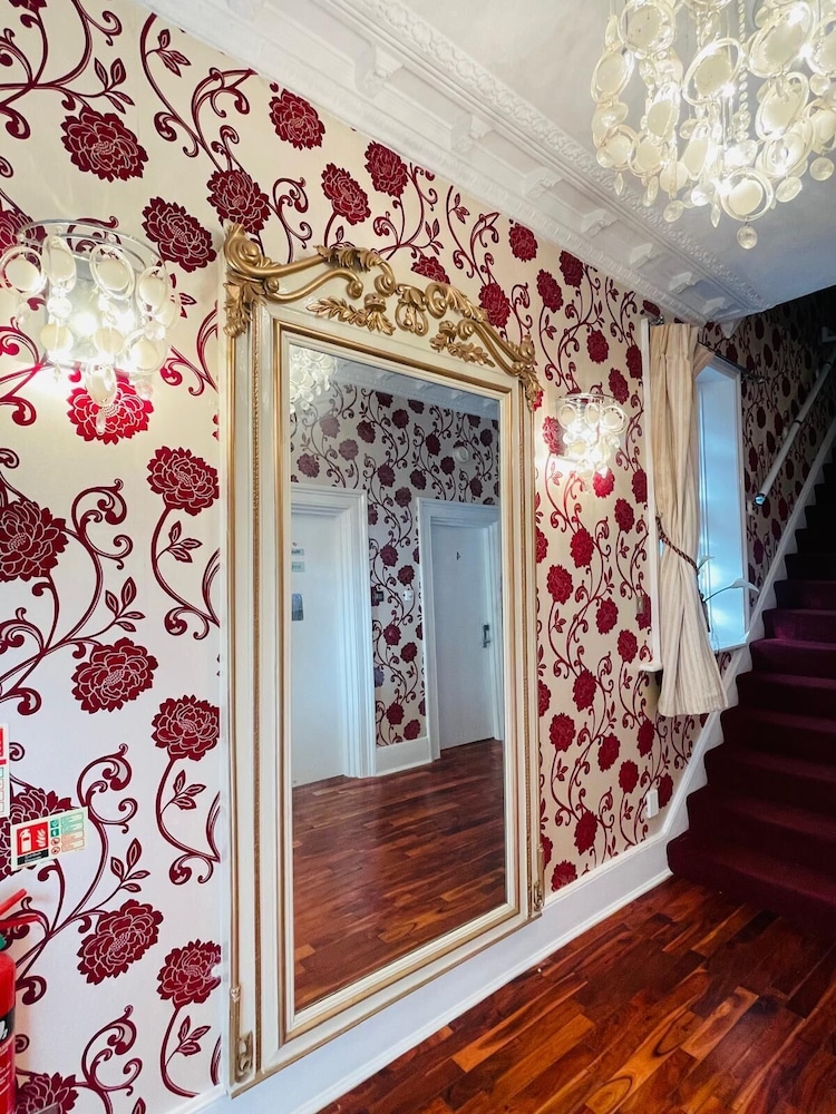 Crompton Guest House — Hounslow — photo 2