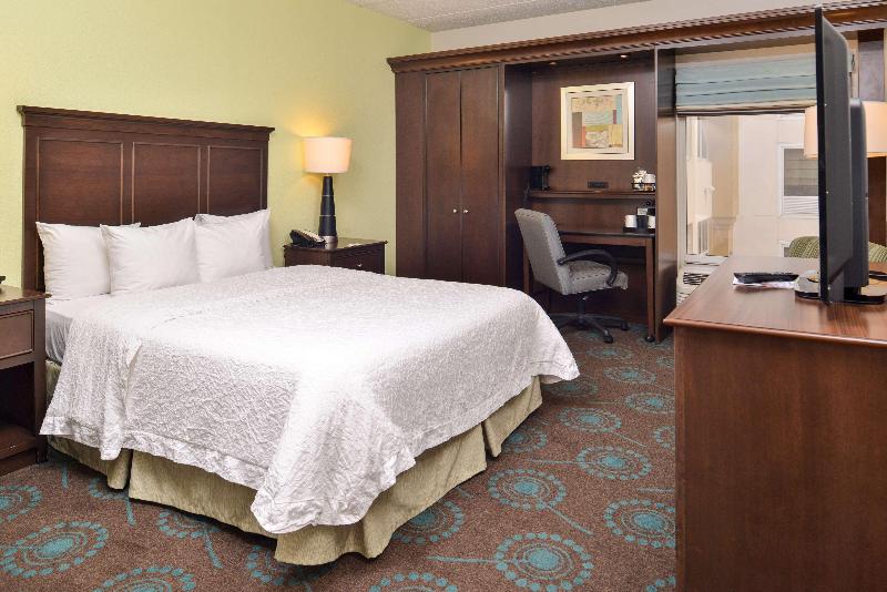 Hampton Inn & Suites Newport News - photo 19