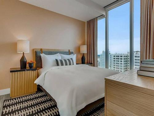 Top Floor High Rise 3 Bed DTLA Skyscraper Penthouse — 4-Star Luxury Hotel in Los Angeles, United States