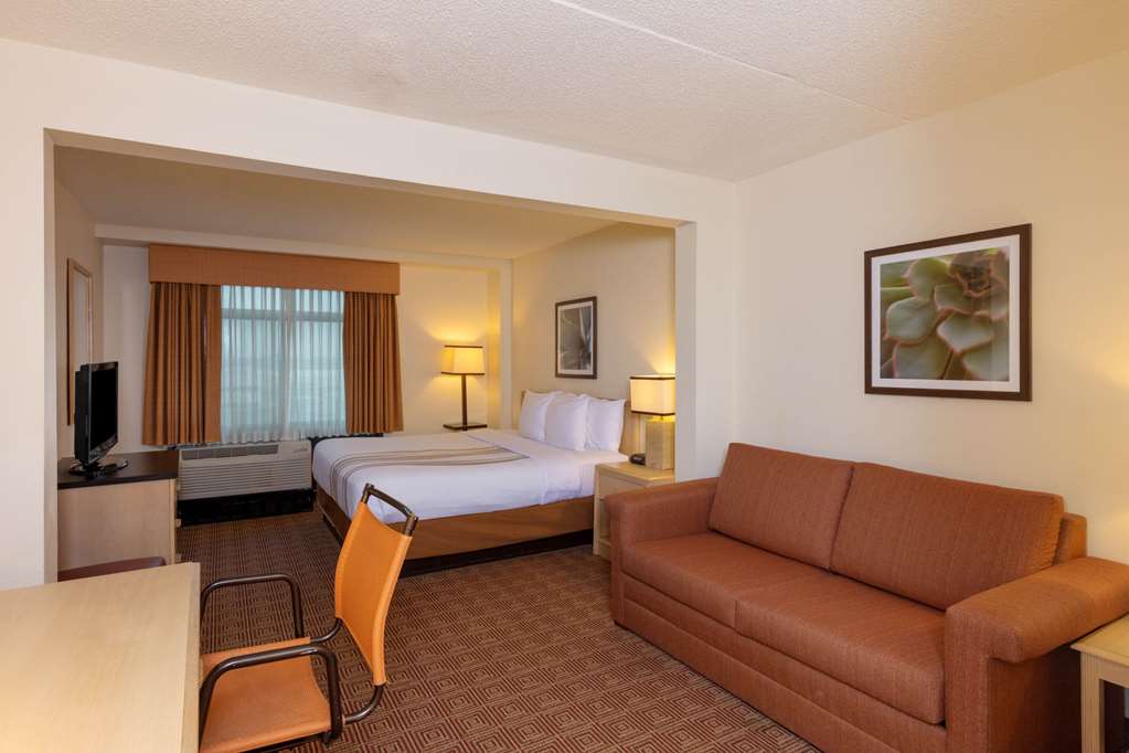 La Quinta Inn & Suites by Wyndham Garden City - photo 16