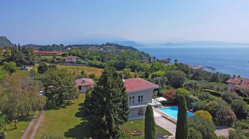 Villa Cavallino nero — 4-Star Luxury Hotel in Manerba Del Garda, Italy