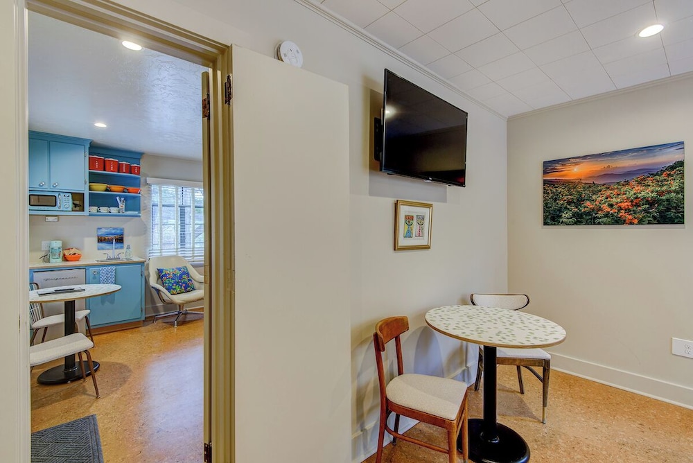 Blue Ridge Tourist Court - photo 13
