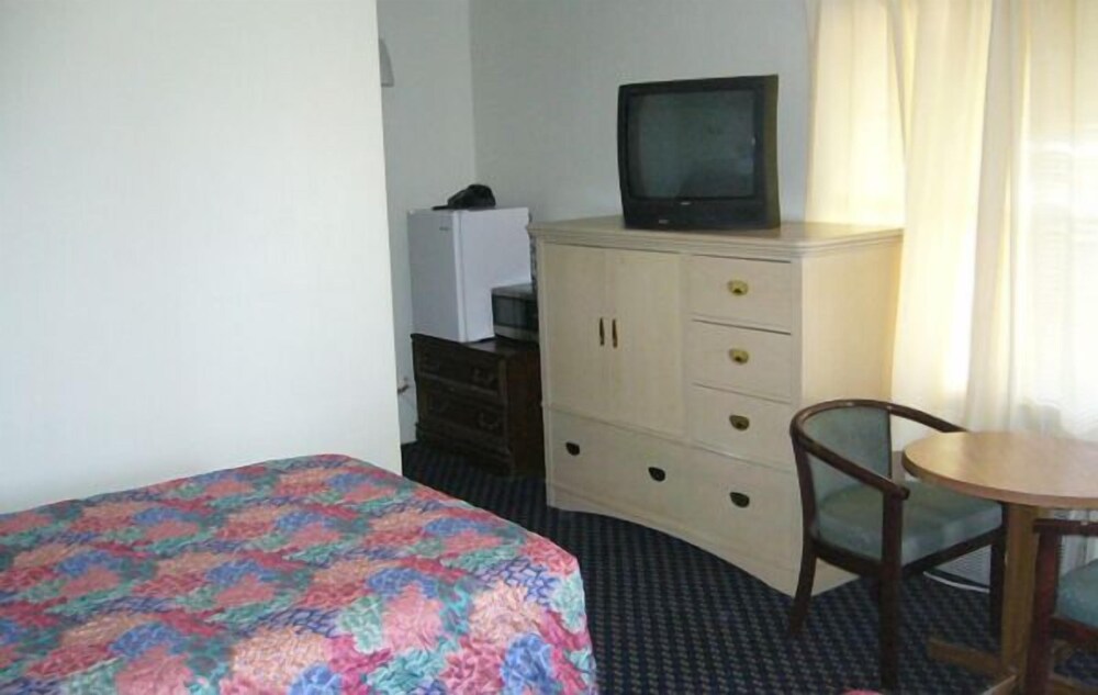 Surrey Motel - photo 2
