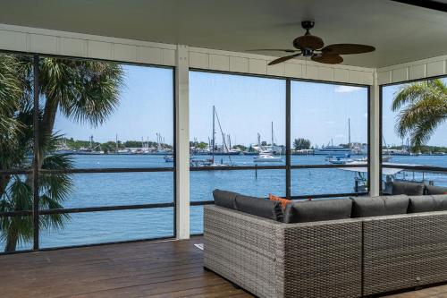 295 Ostego Dr Gorgeous Bay Front Home home — 4-Star Luxury Hotel in Fort Myers Beach, United States