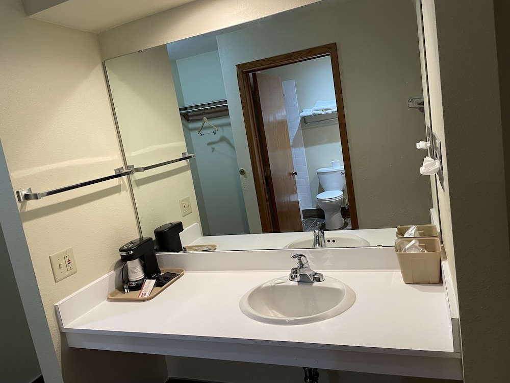 Campus Inn Motel - photo 9