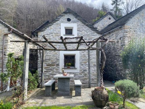 Rustico dans charmant hameau vue lac Verzasca in Gordola, Switzerland