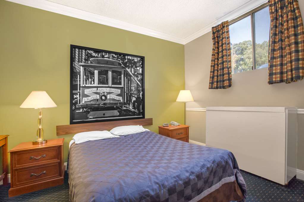 Super 8 by Wyndham Hayward Downtown - photo 12