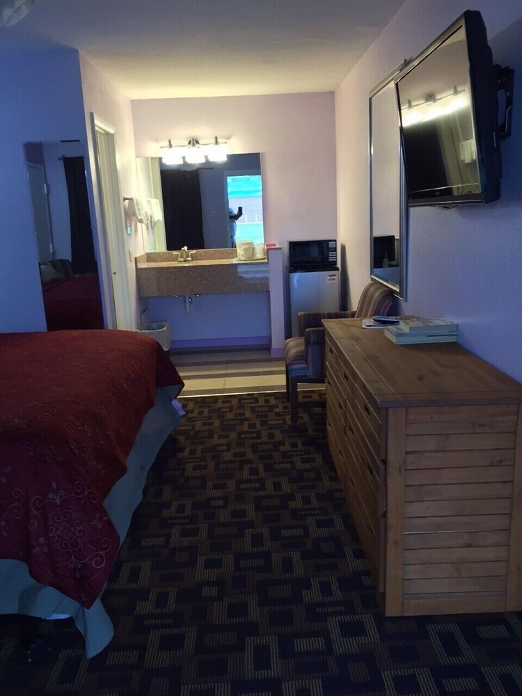 Deluxe Motel - photo 18