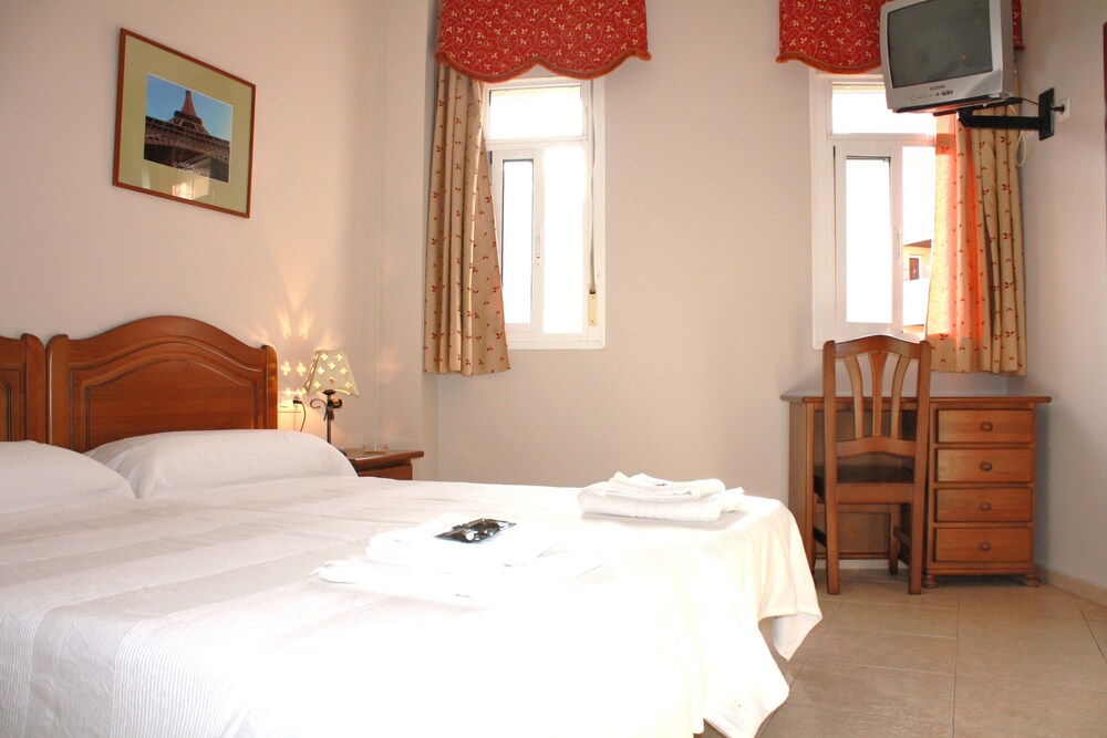 Hostal Carlos Ii 4359196 — La Linea De La Concepcion