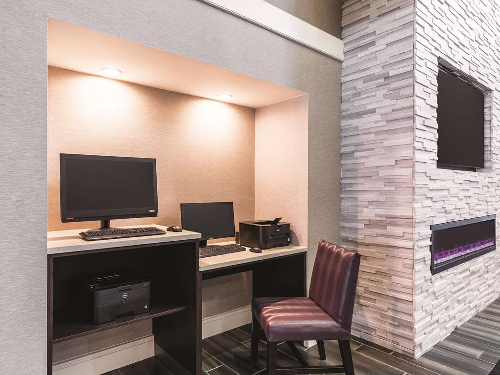 La Quinta Inn & Suites by Wyndham San Antonio Downtown - photo 49