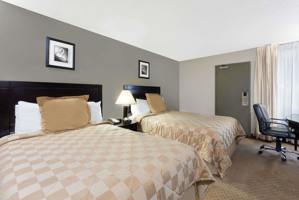Howard Johnson Inn Cleveland Airport - photo 8