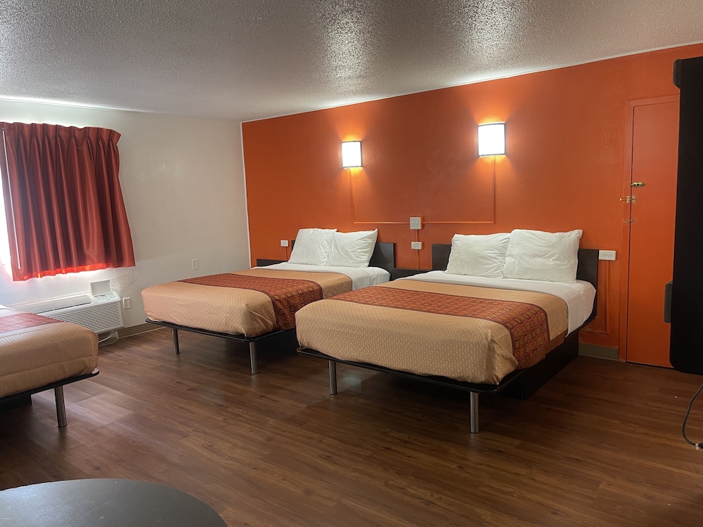 Regal 8 Inn & Suites - photo 11