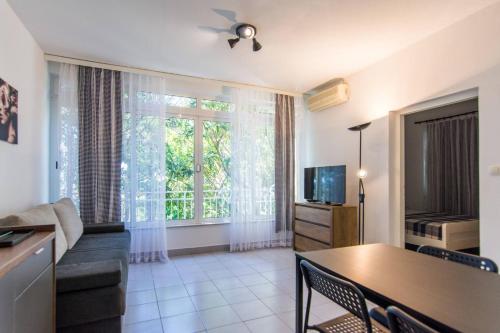 Beachfront Apartment with One Bedroom Remy — 4-Star Luxury Hotel in Biograd Na Moru, Croatia
