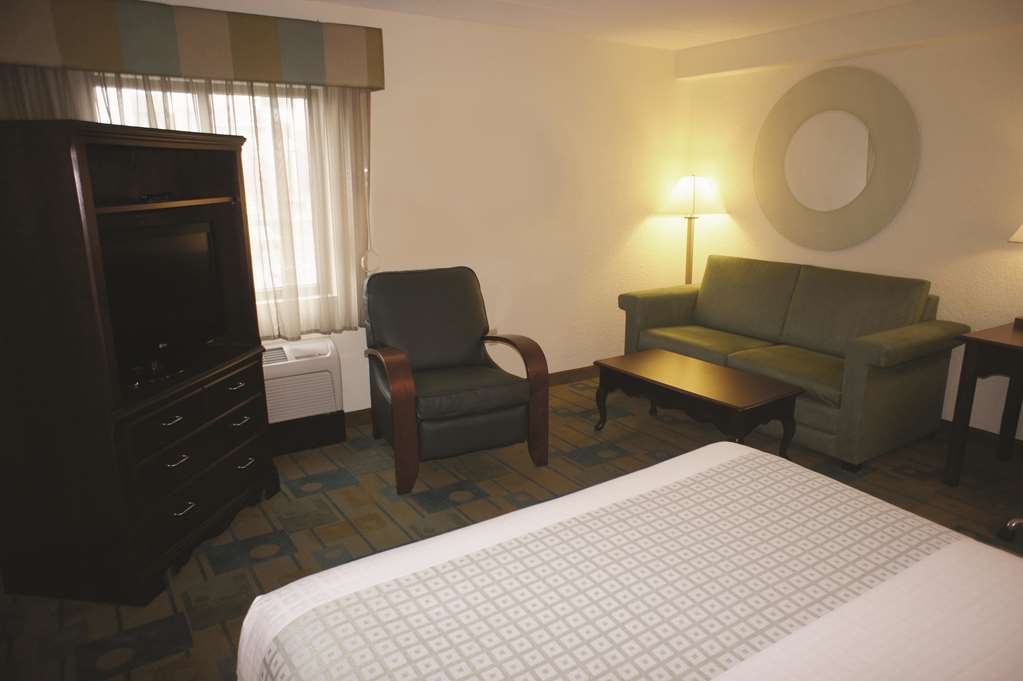 La Quinta Inn & Suites by Wyndham Boston Somerville - photo 14