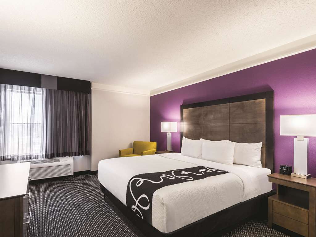 La Quinta Inn & Suites by Wyndham Cincinnati Sharonville - photo 31