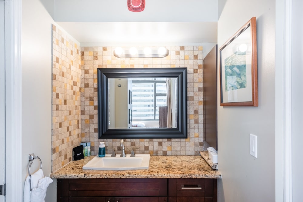Spacious 14th Floor Corner Suite Partial Diamond Head and Ocean Views FREE Parking by Koko Resort Vacation Rentals - photo 17