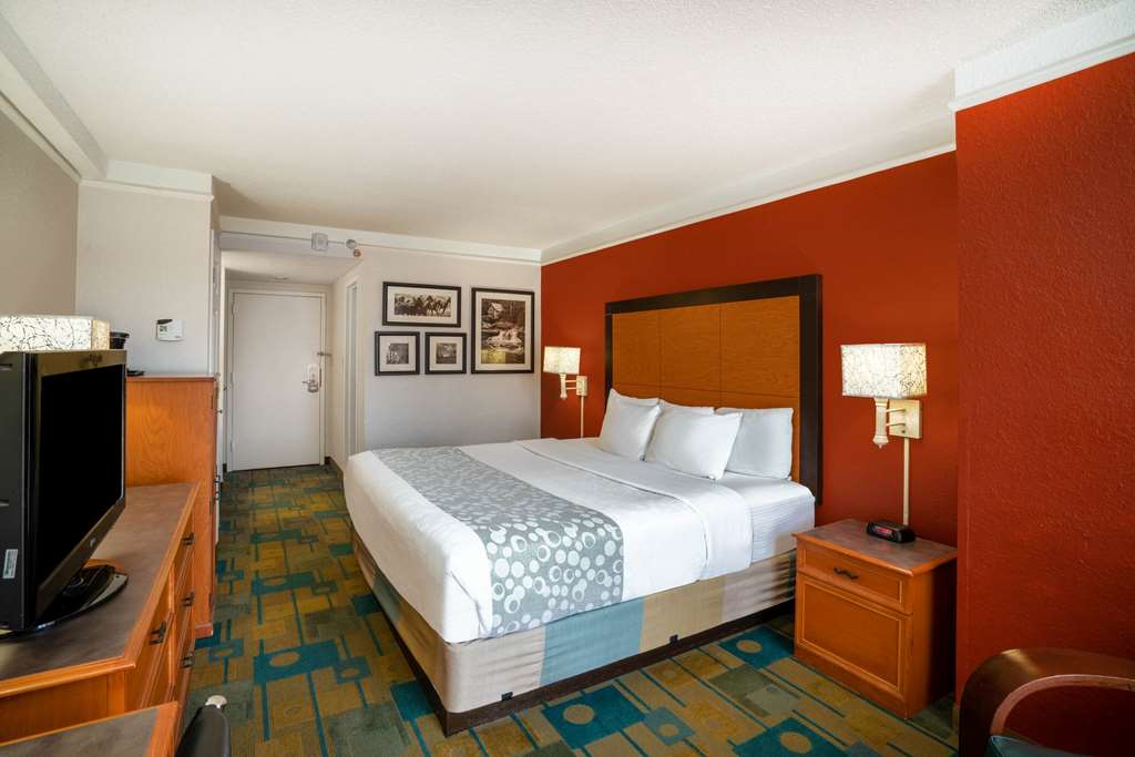 La Quinta Inn & Suites by Wyndham Nashville Airport Opryland - photo 25