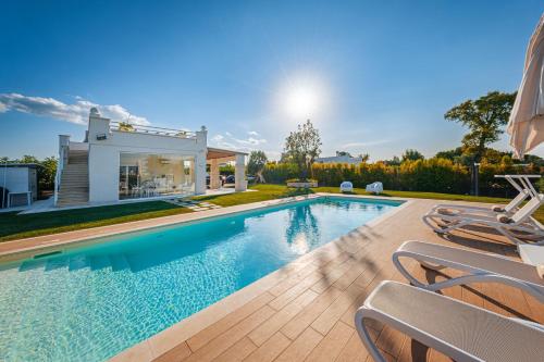 HelloAPULIA Monopoli Villa Capitolo Pool Outdoor Kitchen & Top Beach — 4-Star Luxury Hotel in Monopoli, Italy
