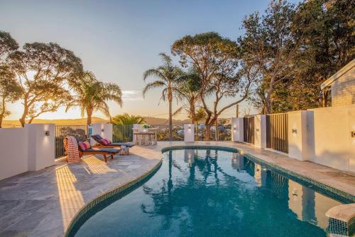 Manor Del Monte Poolside Bliss and Oceanfront Oasis — hotel in Copacabana