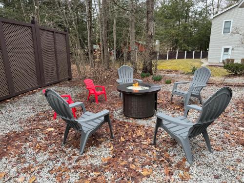 Charming Lake Community Bungalow — 4-Star Luxury Hotel in Barnstead, United States