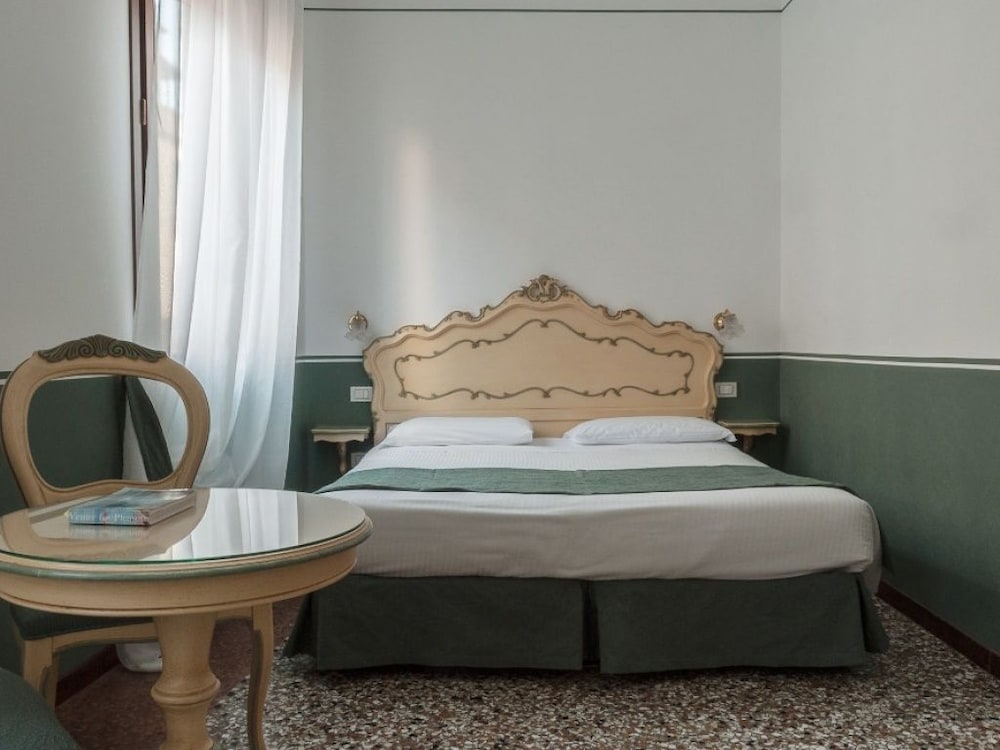 Ca' San Trovaso - last minute hotel in Venice