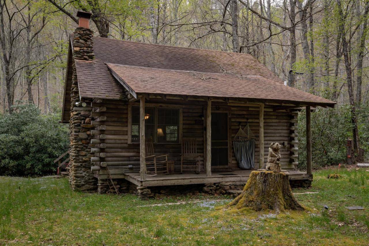 Creekside Hideaway Rustic Cabin Secluded Creekside Family Cabin — 4-Star Luxury Hotel in Topton, United States