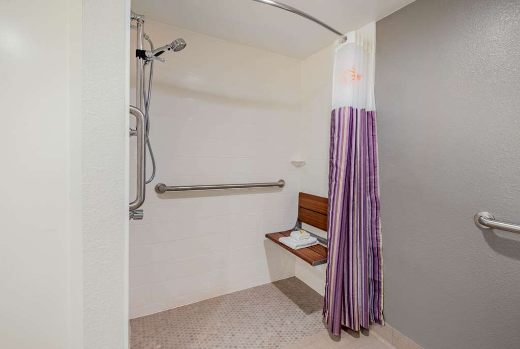 La Quinta Inn & Suites by Wyndham Baltimore BWI Airport - photo 40
