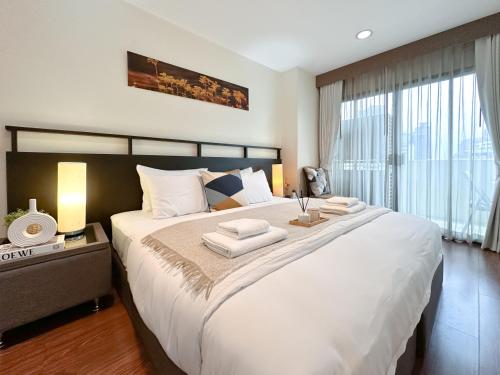 Vibrant Modern 57 SQM Ultra Fast WiFi BTS Thonglor