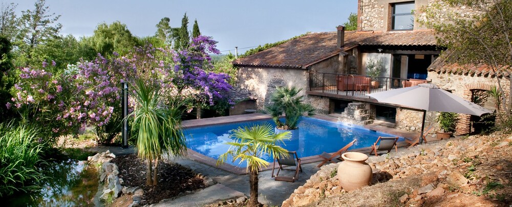 Casa9 Hôtel — 4-Star Luxury Hotel in Thuir, France