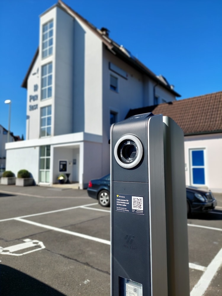 Electric vehicle charging station