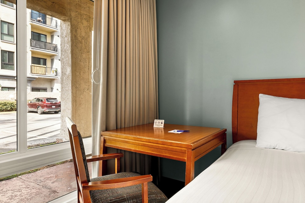 Vagabond Inn Glendale - photo 26