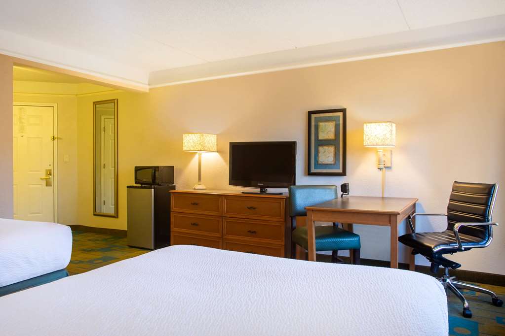 La Quinta Inn & Suites by Wyndham Charlotte Airport South - photo 16
