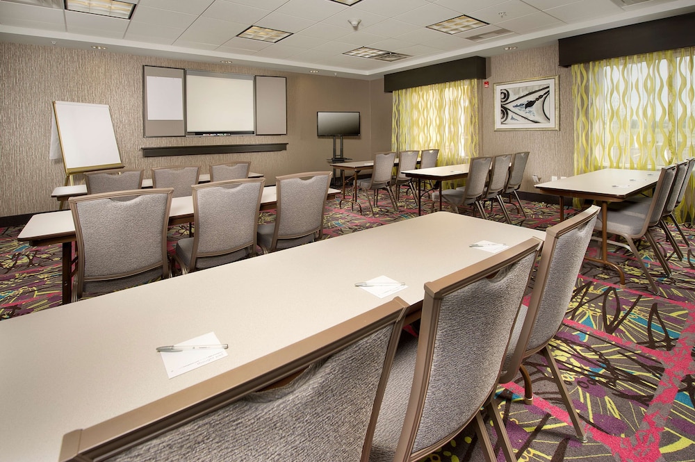 Hampton Inn & Suites Buffalo Airport - photo 17