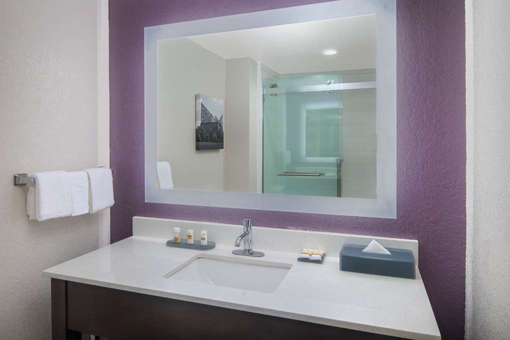 La Quinta Inn & Suites by Wyndham Chattanooga East Ridge - photo 19