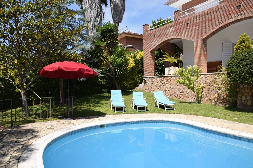 Villa Bellavista — 4-Star Luxury Hotel in Santa Cristina D'aro, Spain