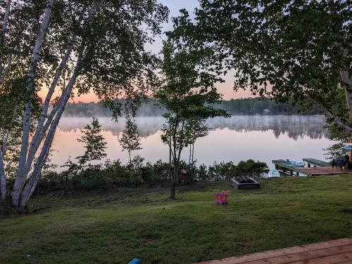 Chic refuge sur le bord de l'eau et des sentiers motoneiges - carbon neutral hotel in Unknown City