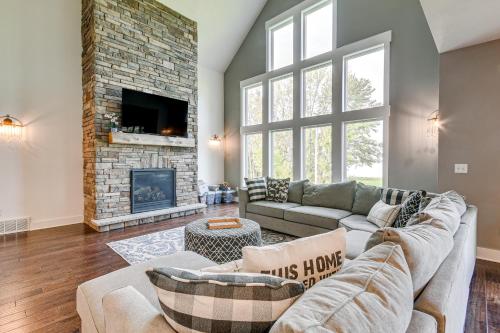 Steps From Oneida Lake: Spacious Gem w Game Room — hotel in Cicero