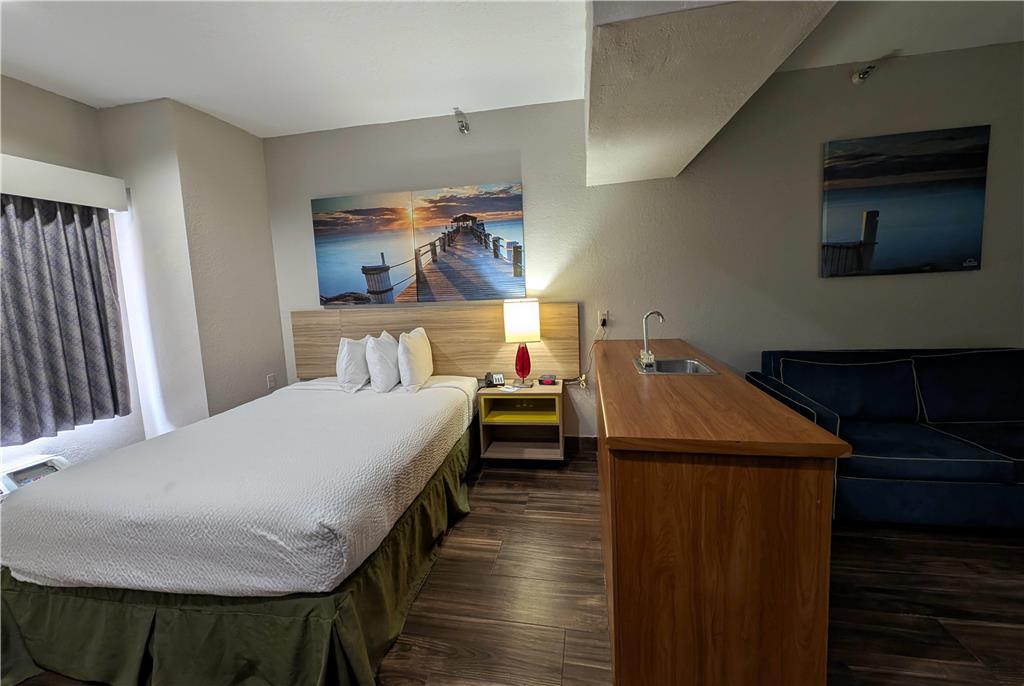 Days Inn & Suites by Wyndham Tampa Raymond James Stadium - photo 56