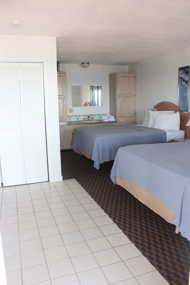 Sandcastle Beachfront Inn - photo 8