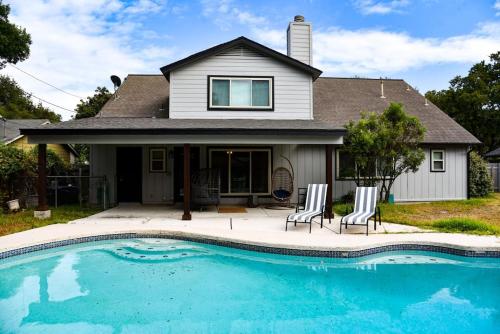 That 70s House Fun 6 Bedroom W Pool & Game Room — 4-Star Luxury Hotel in Round Rock, United States