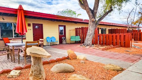 Red Rock Motel and Dam Motel - photo 88