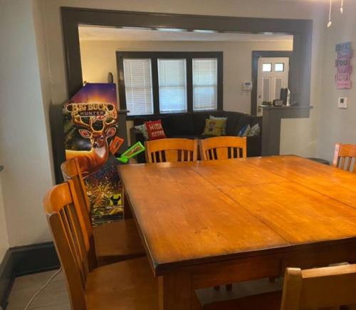 House with 11 Beds Sleeps 14 with Off Street Parking — 4-Star Luxury Hotel in Akron, United States