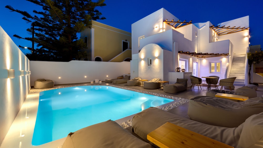 Emerald Collection Suites - carbon neutral hotel in Fira