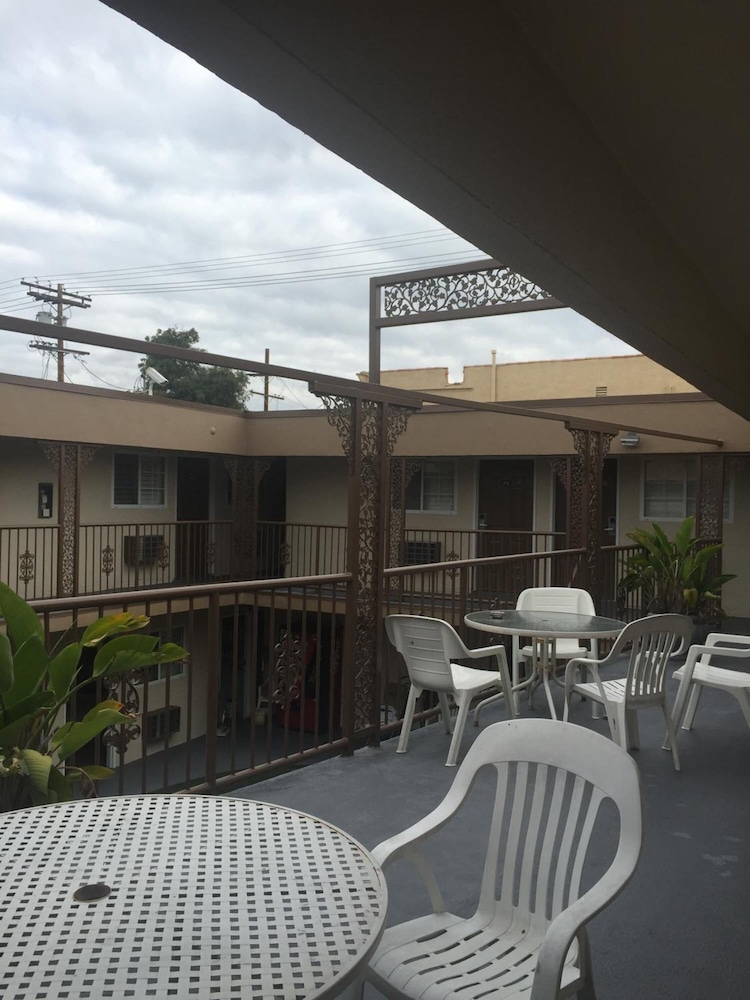 Beverly Inn - photo 39